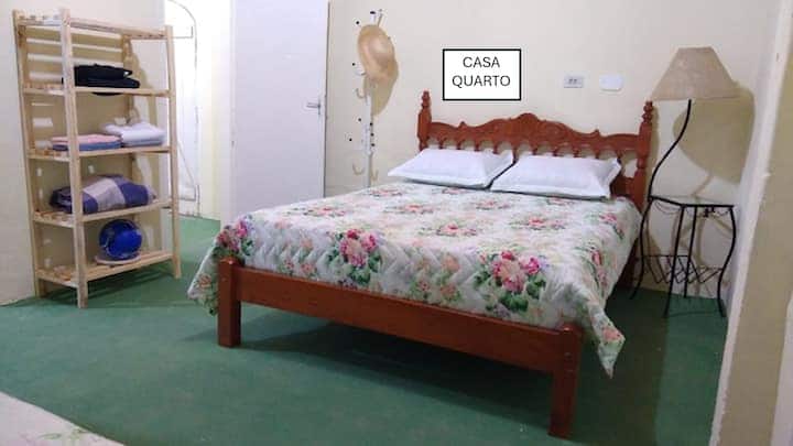 البيت - جناح غرفة النوم. يحتوي على سرير مزدوج وسرير مفرد وسرير مفرد إضافي. تحتوي الغرفة على نافذة. تحتوي الغرفة أيضًا على حمام خاص مع حوض استحمام ودش.