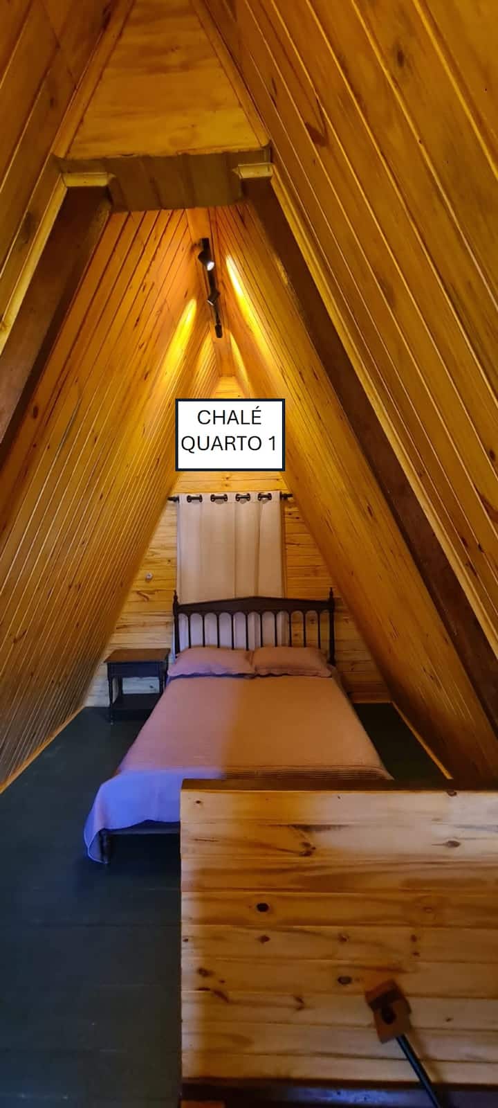 شاليه - غرفة 1، في الطابق الثاني، مع إمكانية الوصول عن طريق سلالم "سانتوس دومون". يحتوي على سرير مزدوج وسرير مفرد وسرير مفرد إضافي. تحتوي الغرفة على نافذتين.