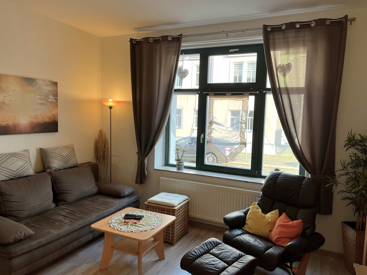 Მისაღები ოთახი მყუდრო დივნითა და შეზლონგით