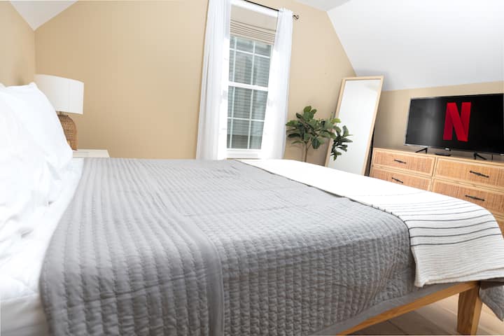 Chumba cha 3 cha kulala *Tafadhali kumbuka kuwa chumba hiki cha kulala kinaweza kufikiwa kupitia chumba cha ghorofa