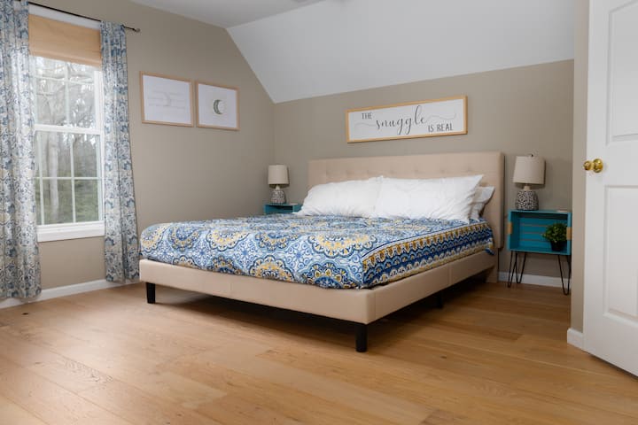 Kitanda aina ya King kilicho katika Chumba cha 1 cha kulala