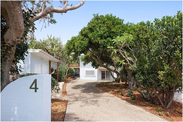 Twin Fins Beachfront Blueys with Spectacular Views gallery image 5