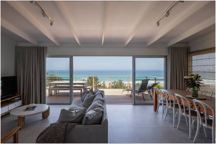 Twin Fins Beachfront Blueys with Spectacular Views gallery image 3