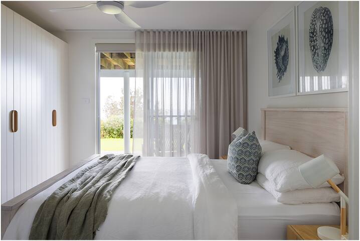 Twin Fins Beachfront Blueys with Spectacular Views gallery image 4