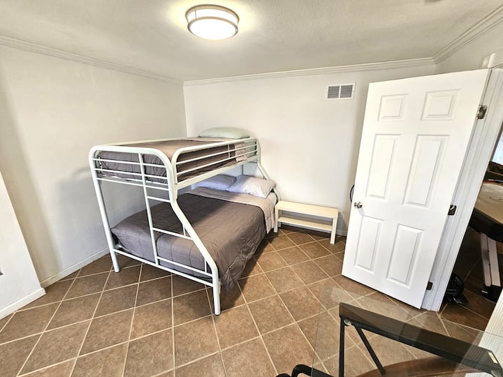 Chambre au rez-de-chaussée n °4 avec lits jumeaux superposés et bureau dédié pour le travail à domicile ou pour les étudiants virtuels/en ligne.