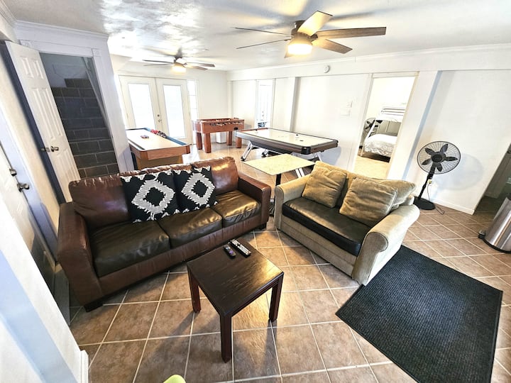 Gameroom/ Salon,  escaliers  pour aller au rez-de-chaussée