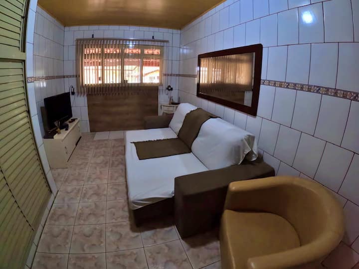 客厅配有沙发床、无线网络、以太网连接、电视和便携式风扇。