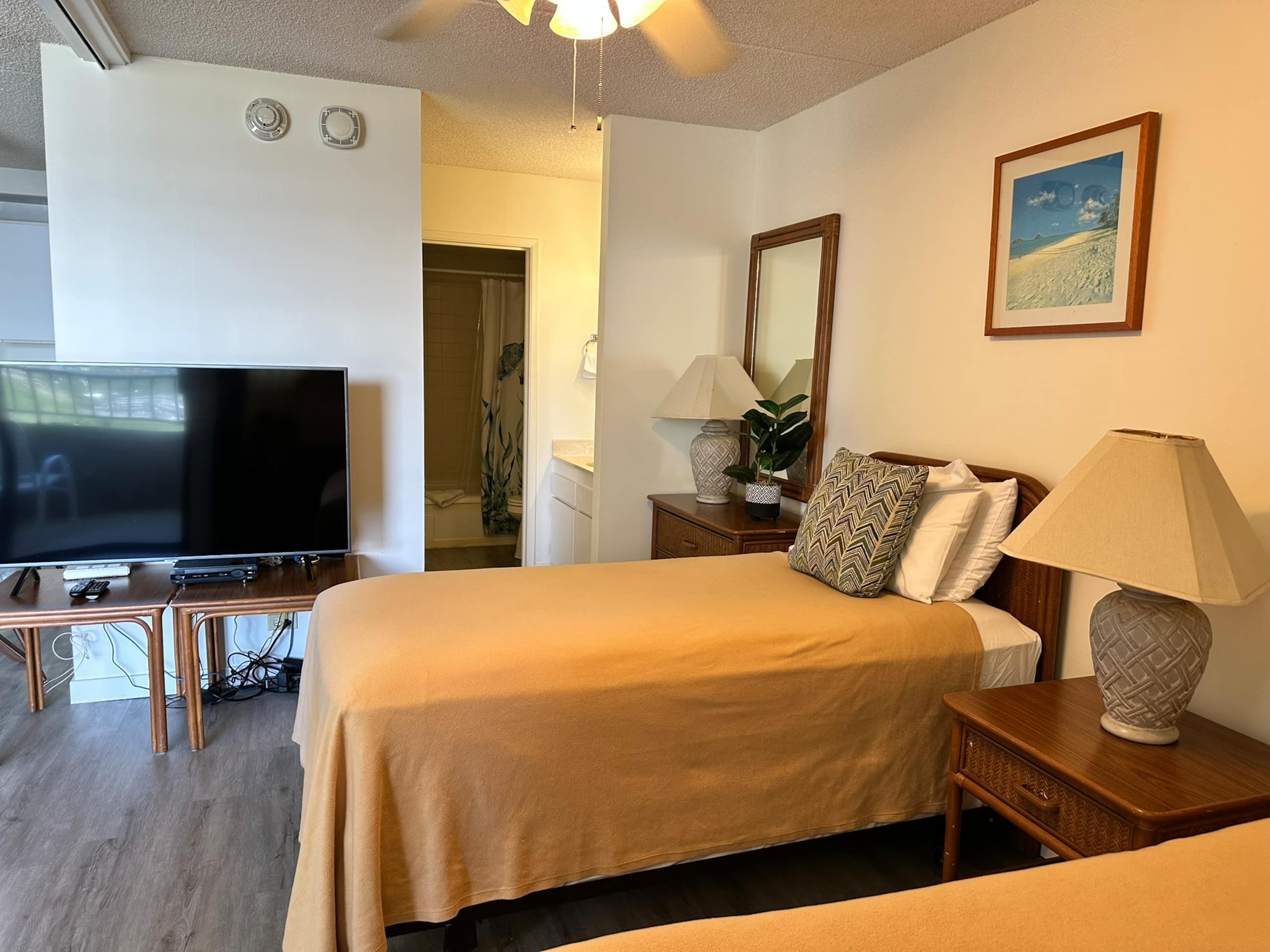 Condo in Honolulu · ★4.58 · 1 bedroom · 3 beds · 1 private bath - Image 9