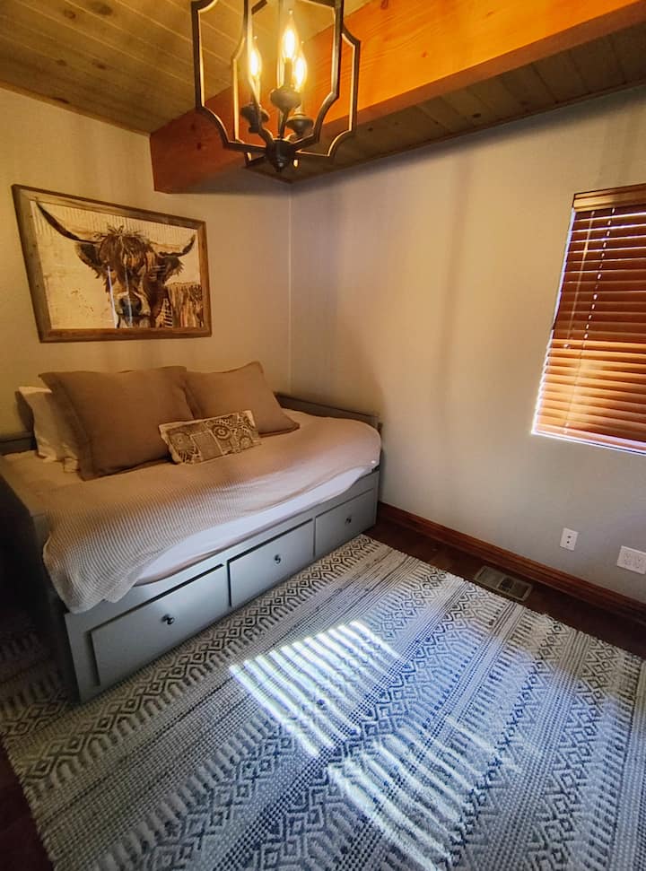 غرفة نوم في الطابق الرئيسي. سرير فردي يتم سحبه اختياريًا إلى سرير كينج.