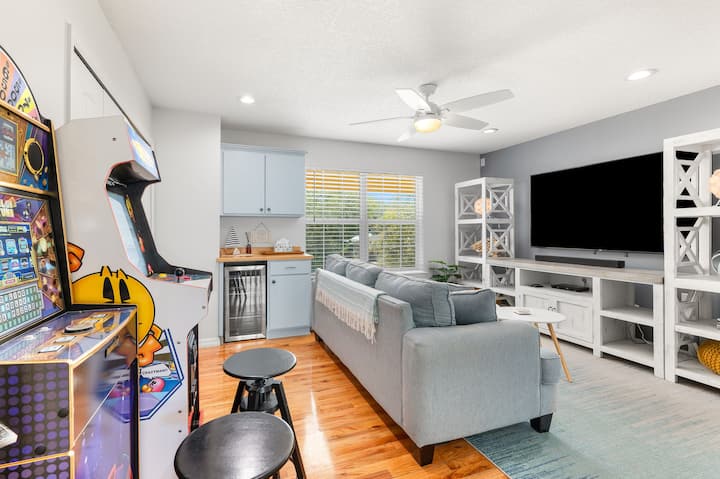 ชั้น 2 -- ห้องนอน #5
ห้อง Flex -- ห้องโซฟาปรับนอนควีนไซส์หรือ 1 ใน 3 ห้องนั่งเล่น
-- มีประตูฝรั่งเศสนำเข้ามาในห้องนี้และตู้เสื้อผ้าเต็มรูปแบบ 
-- มีตู้เย็นขนาดเล็กรวมอยู่ในห้องนี้
-- โทรทัศน์ขนาด 75 "