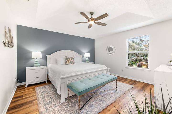 ชั้น 2 -- ห้องนอน #3 
The Gray Room 
ห้องน้ำในตัวในห้องนอนคิงไซส์ 