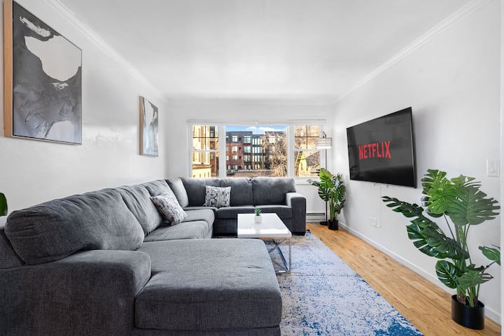 Amazing Uptown Location Near Bars & Lakes! - Minneapolis