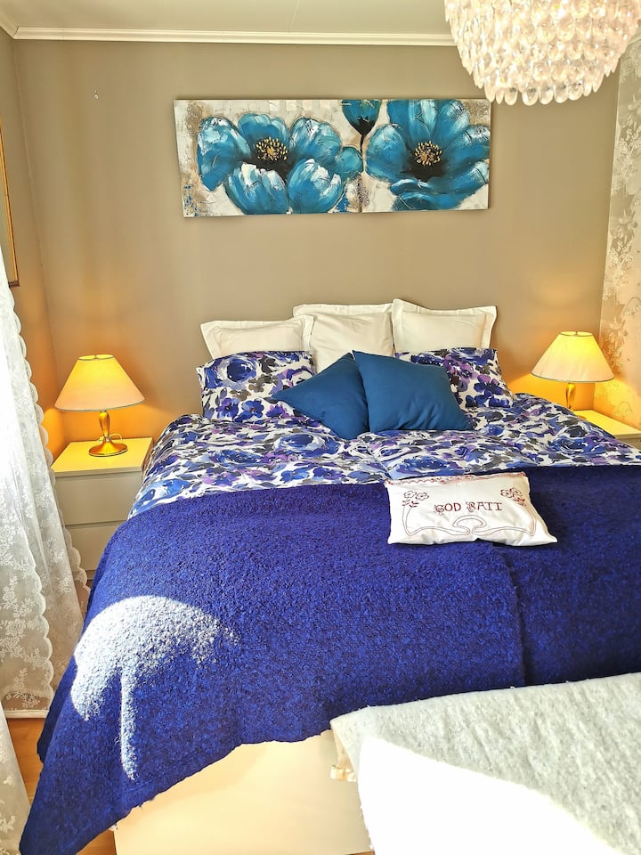 ห้องนอน 2 ห้องนอนใหญ่พร้อมเตียงใหญ่ด้านล่างพิเศษขนาด 90 * 200 ซม. 2 ชิ้นพร้อมท็อปเปอร์ที่นอน Tempur ขนาด 180 * 200 ซม. ทางออกตรงไปยังระเบียงที่วิ่งไปรอบๆบ้าน