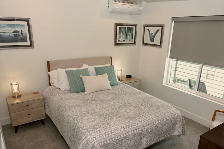 La chambre queen size au troisième étage dispose d'une chaise infirmière et d'un co-sleeper / bassinet à portée de main dans le placard.