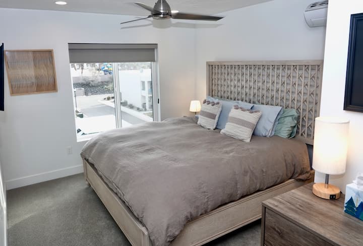 La chambre Beige dispose d'un lit king size et d'une salle de bain attenante, y compris un WC pour plus d'intimité.  La température de chaque chambre est contrôlée individuellement.