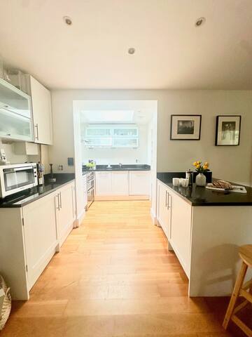 Serene retreat nestled in elegant St John’s Wood gallery image 4