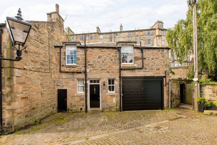 Beautiful mews house in central Edinburgh gallery image 2