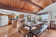 Holiday Escape, Cozy Fire, Game room, Lake View!