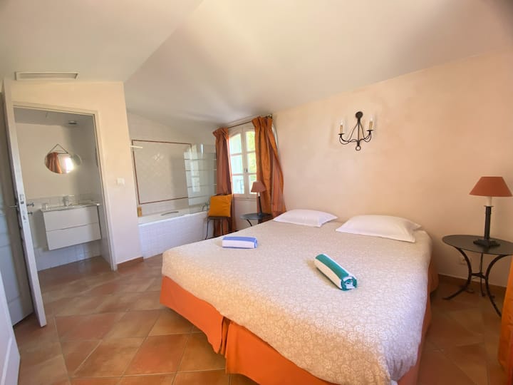 Segunda habitación con aire acondicionado / climatizada con bañera e inodoro