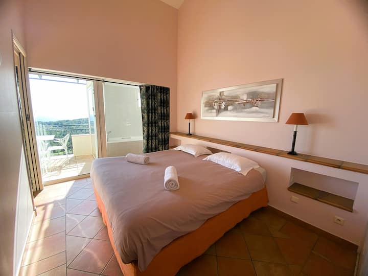 1 .ª habitación con 2 camas individuales o 1 cama de 180 x 200
Vistas al campo de golf, los viñedos y el mar desde la cama