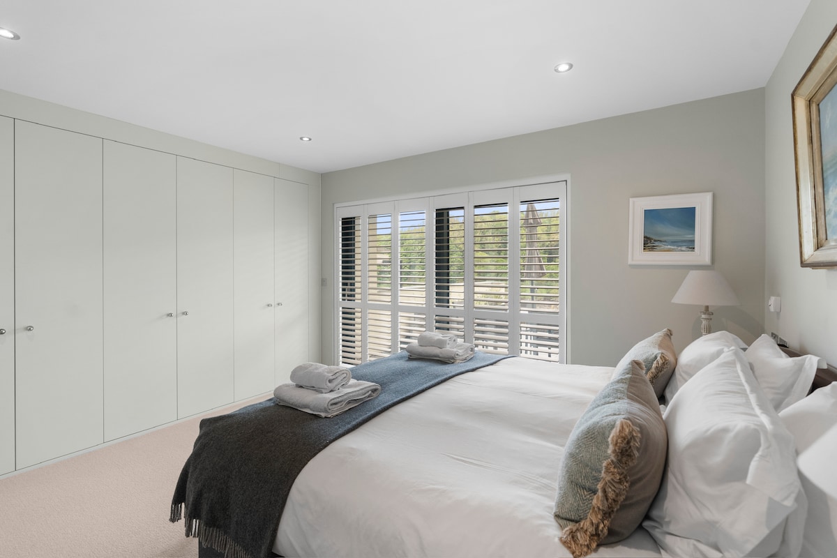 Veľa priestoru v šatníku a francúzske dvere na terasu.