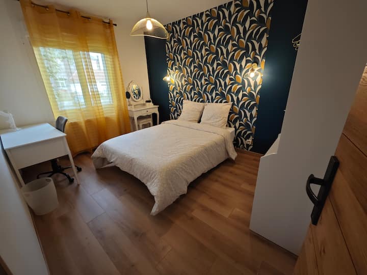 Este es el primer dormitorio que se encuentra en la planta baja. Encontrará una cama de 140 x 200. Una peluquería y un escritorio están disponibles para que pueda prepararse y trabajar con total tranquilidad.