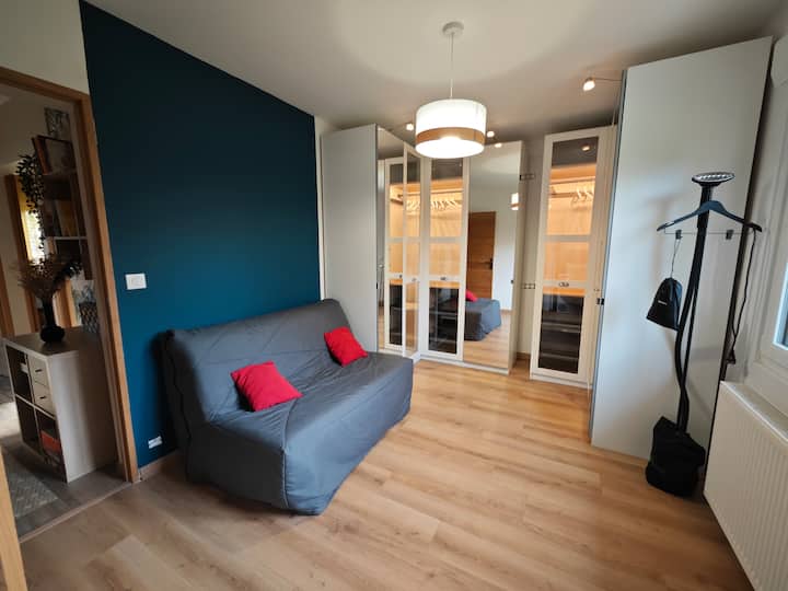 ¡Aquí está el vestidor, una habitación dos en una en la planta baja! Conveniente para toda la familia o estancias prolongadas, se transforma en una habitación cómoda gracias a su sofá cama de 140x190, que ofrece un espacio acogedor para todos.