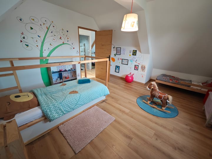 Esta primera habitación para niños está arriba. Está equipada con una cama de 90x200 y una segunda de 70x160. 