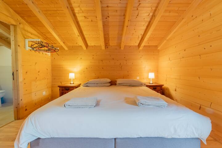 เตียงเดี่ยว 2 เตียงขนาด 90 ซม. ออกแบบมาให้เชื่อมต่อกันเป็นเตียงขนาดคิงไซส์