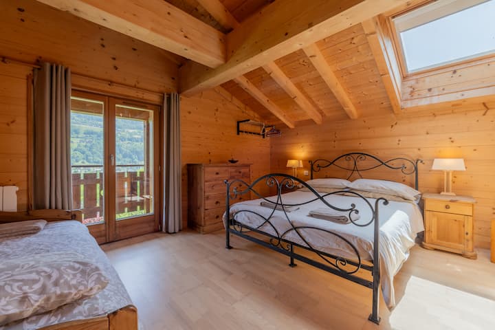 เตียงควีนไซส์ (160 ซม.) เตียงเดี่ยวและเตียงเลื่อน ห้องนอนขนาดใหญ่นี้เหมาะสำหรับครอบครัวที่มีสมาชิก 4 คน ห้องอาบน้ำในตัวพร้อมอ่างล้างหน้าและโถสุขภัณฑ์ วิวภูเขาเอเวียนและหมู่บ้าน