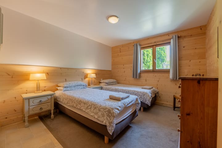 เครื่องนอนมาตรฐานของโรงแรมอาจเป็นเตียงขนาดคิงไซส์หรือเตียงเดี่ยว 2 เตียง ห้องน้ำในตัวมีอ่างอาบน้ำพร้อมฝักบัวและอ่างล้างหน้า ห้องน้ำอยู่ในโถงทางเดินติดกับห้องนอน