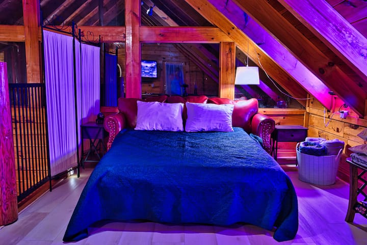 Náš rozkladací gauč je super útulný s matracom z pamäťovej peny a našimi zábavnými loftovými svetlami! Okná v tvare A majú na sebe súkromný film pre väčšie pohodlie vo dne aj v noci. 