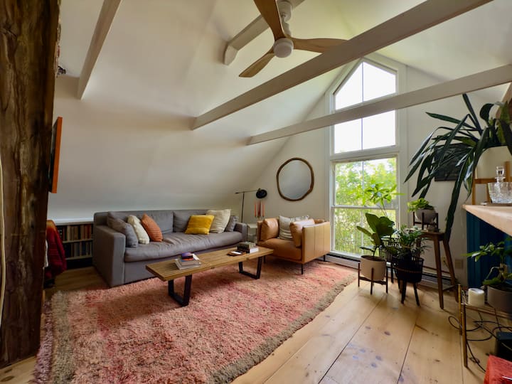 Traditional Ptown Charm For The Book Lover & Yogi - Provincetown, MA