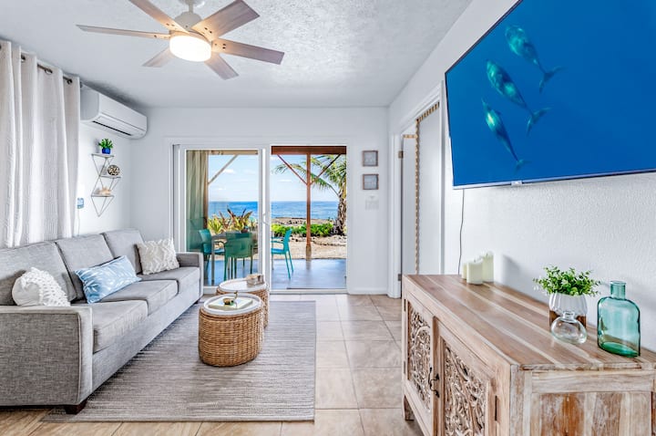 Dnevni boravak uz ocean s ogromnim klizačem koji vodi do vašeg lanaija uz ocean, kauč na razvlačenje veličine Queen, ručno izrezbareni medijski centar s društvenim igrama i knjigama, split klima-uređaj, 55" Smart TV, otomani za odlaganje posteljine na kauču!