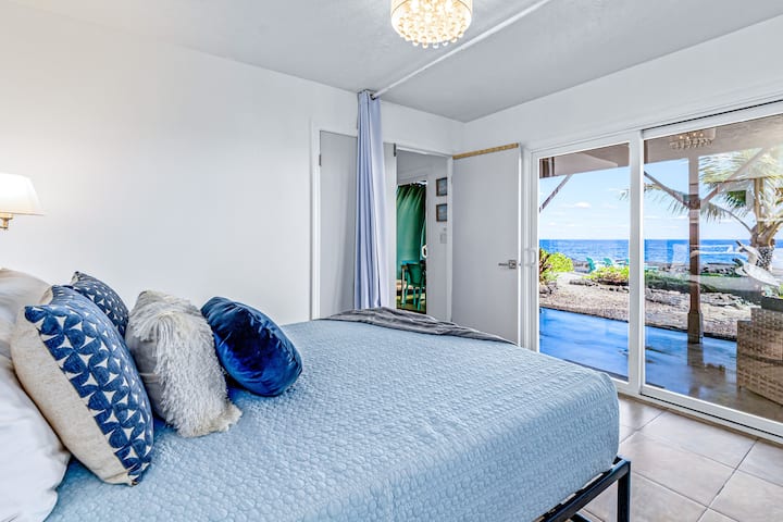 Apsolutna uz ocean s bračnim krevetom i kliznim vratima koja vode do vašeg lanaija i masažne kade uz ocean! Luster, svjetla za čitanje koja se mogu prigušiti i ugradbeni ormar.