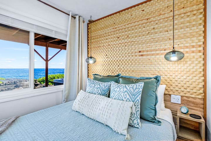 Apsolutna uz ocean s bračnim krevetom, roletama i zavjesama za zamračivanje! Staklena viseća svjetla koja se mogu prigušiti, punjenje pored kreveta za sve vaše uređaje, prekrasan ukrasni zid, starinski stolić i radni stol/umivaonik. 