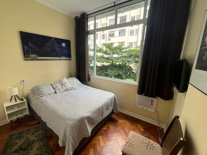 主卧配有双人床、电视、空调和大衣柜。 