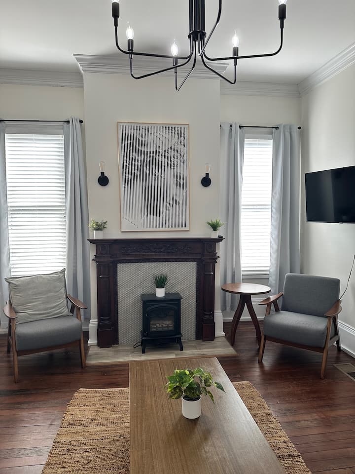 Home in Savannah · 3 bedrooms · 3 beds · 1 private bath — photo 3
