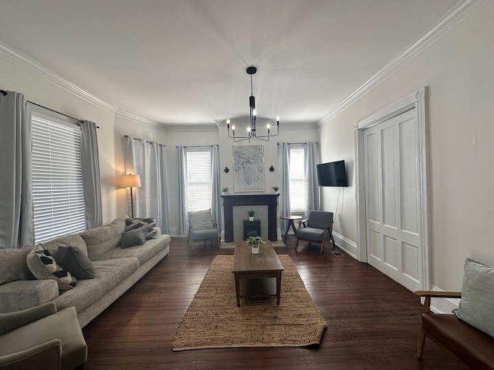 Home in Savannah · 3 bedrooms · 3 beds · 1 private bath — photo 1
