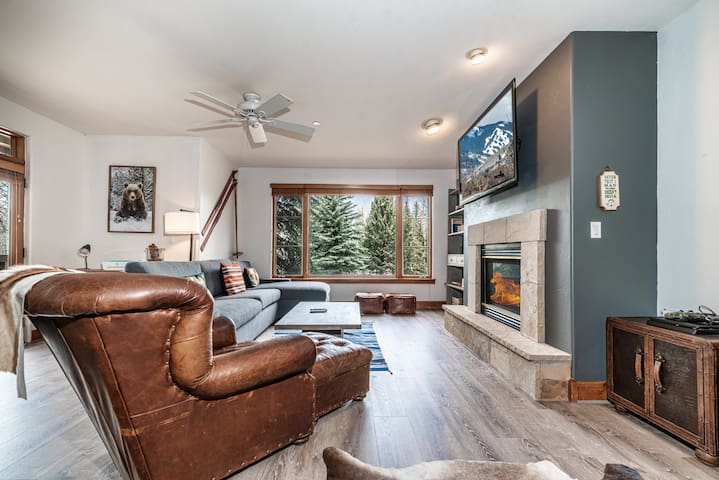 Luxurious Condo Gated Community Pool Hot Tubs