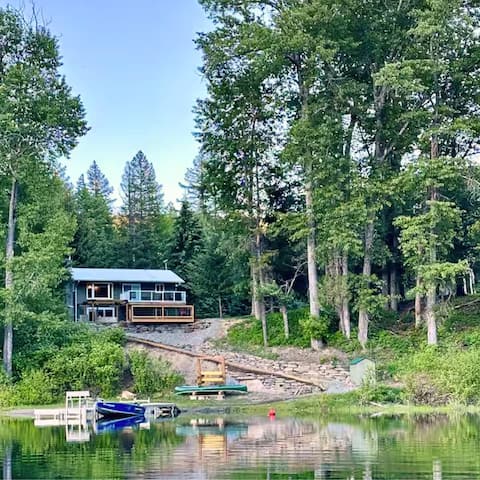 All-Season Family Retreat • Hot Tub • Waterfront