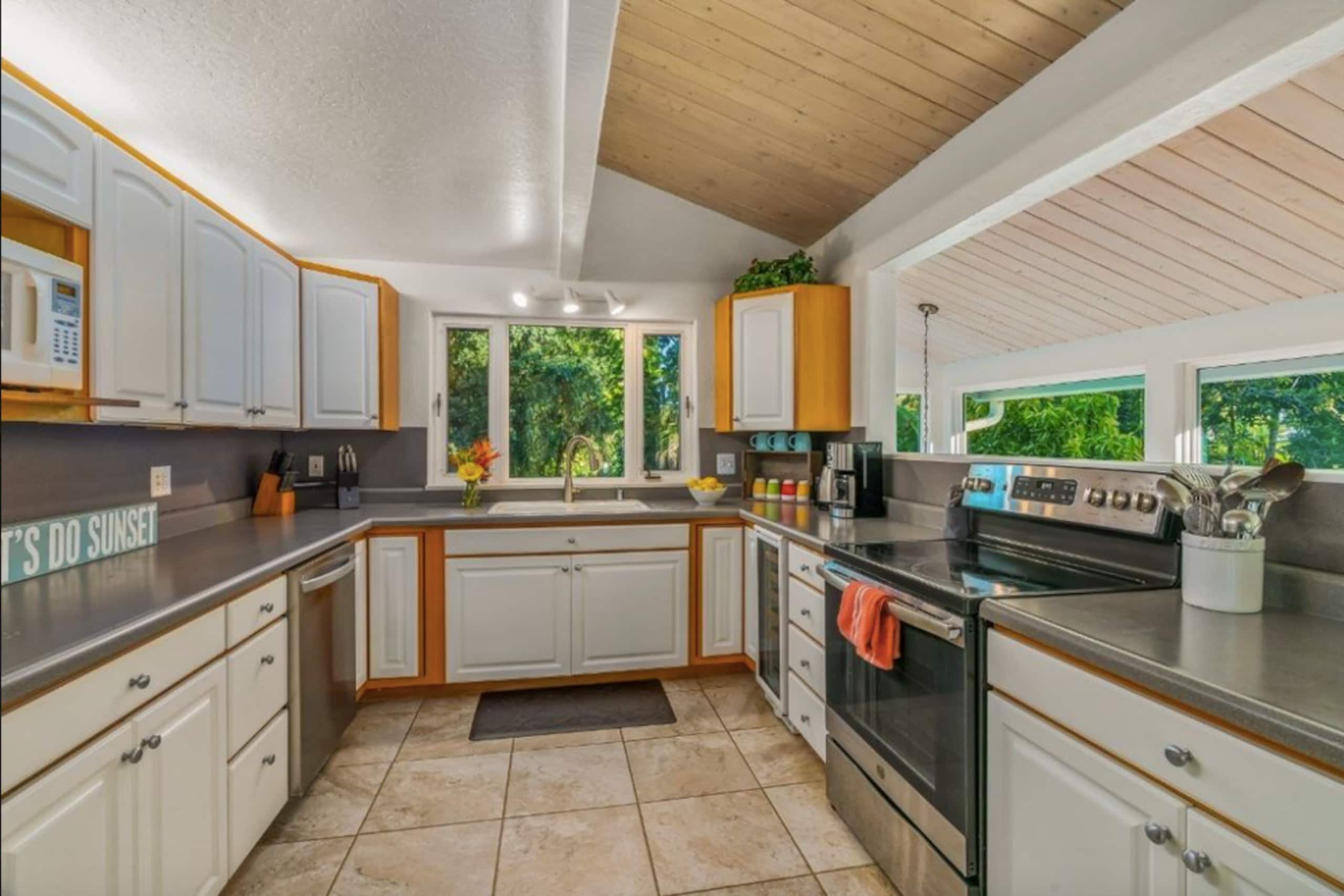 Home in Princeville · ★4.96 · 4 bedrooms · 6 beds · 2 private baths - Image 7