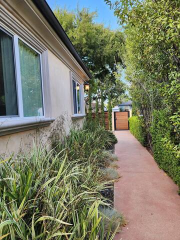 Elegant Executive Home near Sony Studios gallery image 5