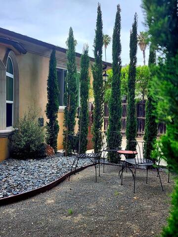 Elegant Executive Home near Sony Studios gallery image 3