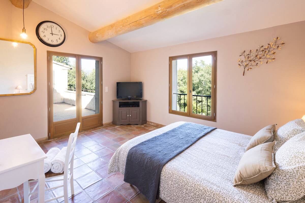 La suite Luberon, cama de 160x200, vestidor,  cuarto de baño,  acceso a la terraza 