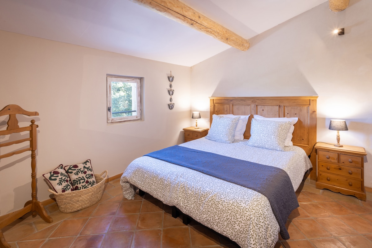 Habitación Ocres, cama de 160 x 200, aire acondicionado.