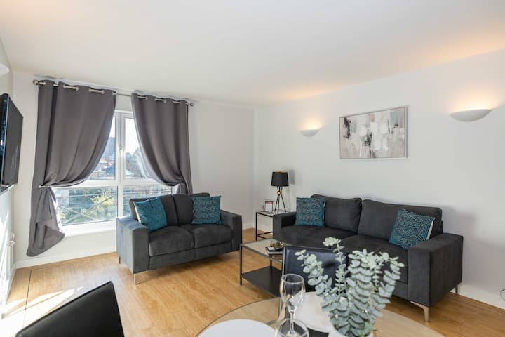 Bright & Stylish Town Centre Apartment | Parking - Northampton