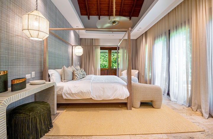 Additional primary bedroom with 1 king bed, en suite full bathroom, split unit AC, and dual patios with outside seating
