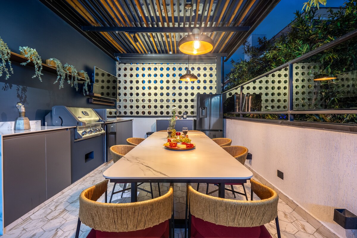 8BR Luxury Villa in Medellín — photo 1