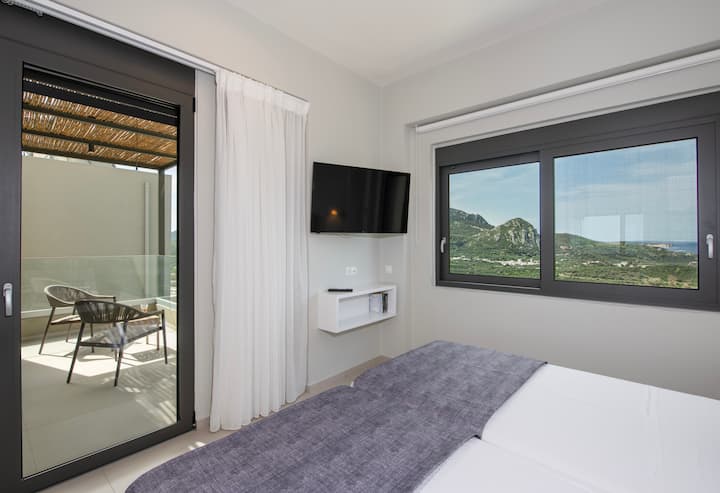 Ova spavaća soba također ima kupaonicu s tušem, klima-uređaj, 43-inčni televizor, ormar otvorenog tipa i zajednički balkon s pogledom na planine.